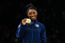 Simone Biles luce su tercera medalla de oro conseguida en los Juegos Olímpicos de París 2024