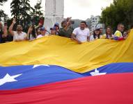 Foto de ciudadanos venezolanos saliendo a las calles de Quito para levantar su voz en torno a las elecciones presidenciales de Venezuela, de este 28 de julio del 2024.