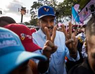 Presidente de Venezuela, Nicolás Maduro, saluda a simpatizantes en una manifestación a favor de su Gobierno, en Caracas (Venezuela).