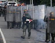 Miembros de la Guardia Nacional Bolivariana repelen a manifestantes en Caracas.