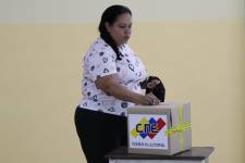 Una mujer vota en un centro de votación en Caracas (Venezuela). Foto de archivo. EFE.