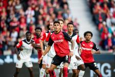 Piero Hincapié en el partido con el Bayer Leverkusen ante el Eintracht de Frankfurt