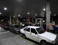 Imagen de afluencia de vehículos en una gasolinera de Manta, en la noche del 27 de junio del 2024.