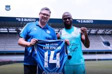 Emelec le entregó una camiseta a Enner Valencia.