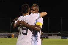 Anderson Naula celebra su gol con Miller Bolaños ante Delfín por Copa Ecuador