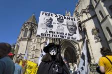 Imagen de archivo de un grupo de personas que se manifiesta en Londres, mientras el Tribunal Superior de la capital de Inglaterra evaluaba garantías pedidas a Estados Unidos sobre el caso de Julian Assange.