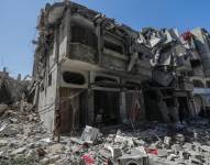 Una casa destruida tras un ataque aéreo israelí en el campo de refugiados de Al Bureij, en el centro de la Franja de Gaza, el 8 de octubre de 2024. EFE/EPA/MOHAMMED SABER