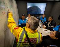 El COE cantonal se reunió la noche del lunes 2 de diciembre del 2024 para evaluar la emergencia por el incendio forestal en Cerro Azul, en Guayaquil.