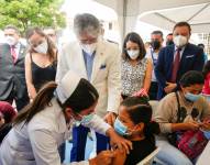 El presidente ecuatoriano Guillermo Lasso (c), recorre un centro escolar en Guayaquil (Ecuador), en una fotografía de archivo. EFE/Juan Diego Montenegro