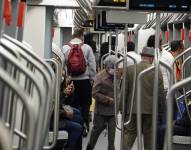 Usuarios en el interior de un tren del Metro de Quito.