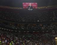 Fotografía de una pantalla en donde se muestra la imagen del periodista estadounidense Grant Wahl fallecido, en un partido de los cuartos de final del Mundial de Fútbol Qatar 2022 entre Inglaterra y Francia, en el estadio Al Bait, en Jor (Catar). EFE/Juanjo Martín
