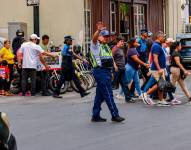 Imagen de un agente de la ATM controlando el flujo vehicular de la calle Colón.