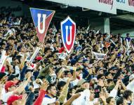 Hinchada de Liga en el estadio Rodrigo Paz Delgado.