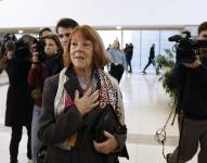 Gisèle Pelicot (C) llega al tribunal penal en Avignon, Francia, el 25 de noviembre de 2024, donde su exmarido está siendo juzgado. Dominique Pelicot es acusado de drogar y violar a su entonces esposa.