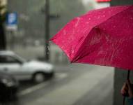 Imagen de gotas de lluvias cayendo de un paraguas, en referencia a precipitaciones en Ecuador.