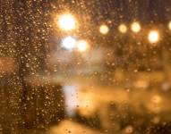 Imagen referencial de lluvia por la ventana.