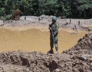 Fotografía de archivo de policías y militares en un operativo contra la minería ilegal en el sector del río Punino, provincia del Napo.