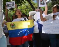 Familiares de personas detenidas participan en una manifestación para exigir su liberación frente a la Fiscalía General en Caracas.