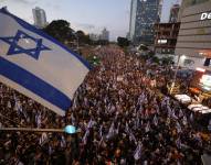 Miles de manifestantes que apoyan a las familias de los rehenes israelíes retenidos por Hamás en Gaza participan en una manifestación de protesta frente a la sede militar de Kyria en Tel Aviv, Israel, el 1 de septiembre de 2024.