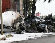 Un avión privado con dos pilotos a bordo se incendió tras accidentarse en las adyacencias del aeropuerto de la localidad bonaerense de San Fernando, a 30 kilómetros al norte de Buenos Aires