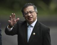 El presidente de Colombia, Gustavo Petro, saluda a su llegada a la ceremonia de toma de posesión de la presidenta electa de México, Claudia Sheinbaum.