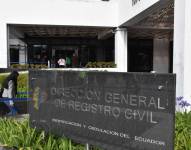 Los exteriores de las oficinas del Registro Civil en el norte de Quito.