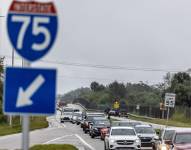 Antes de la esperada llegada a tierra del huracán Milton, una gran corriente de tráfico de evacuación se mueve lentamente hacia el sur desde el noroeste de Florida por la carretera interestatal 75, en Naples, Florida.