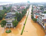 Una fotografía cedida por la Agencia de Noticias de Vietnam muestra la inundación en torno a los edificios en la ciudad de Yen Bai (Vietnam).