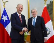 Foto de Javier González-Olaechea, canciller de Perý, junto a Alberto Von Klaeren, canciller de Chile.