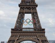 Fotografía de la Torre Eiffel con el símbolo de los Juegos Olímpicos 2024