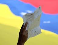 Una persona sostiene una copia de un acta de votación durante una manifestación en rechazo a los resultados del Consejo Nacional Electoral (CNE) de Venezuela, Nicolás Maduro.