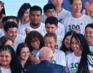 Fotografía de archivo del pasado 12 de marzo del presidente brasileño, Luiz Inácio Lula da Silva, mientras saluda a un grupo de estudiantes de colegio durante un acto oficial en el Palacio Planalto en Brasilia.