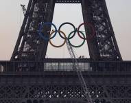 Una vista general de la Torre Eiffel de París con los anillos olímpicos.