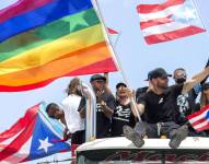 Ricky Martin, ondeando una bandera del orgullo gay, se une a una protesta para exigir la renuncia del gobernador Ricardo Rosselló a su cargo, en San Juan, Puerto Rico, el 22 de julio de 2019.