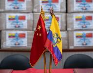 Imagen de las banderas de Ecuador y China, dentro de una reunión de la Asamblea Nacional con una delegación de China.