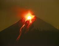 Imagen de archivo de la actividad eruptiva del volcán Sangay, desde la parroquia San Isidro, en el Parque Nacional Sangay, en la ciudad de Macas (Ecuador).