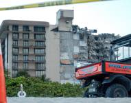 El menos una persona ha muerto y varias han resultado heridas en el derrumbe parcial de un edificio de apartamentos de doce plantas en la ciudad de Miami, en el estado de Florida (EEUU). EFE