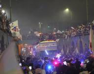 Hinchas de Liga de Quito recibieron la caravana en la Universidad Central.