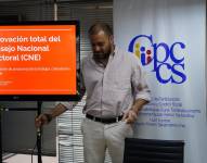 Juan Esteban Guarderas en rueda de prensa sobre la renovación total del CNE.