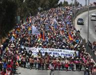 Simpatizantes del expresidente de Bolivia y líder oficialista, Evo Morales, participan en una marcha este lunes, a la entrada de La Paz (Bolivia).