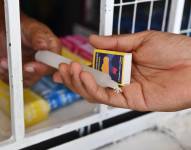 Imagen de archivo de una persona comprando una vela y fósforos.