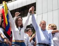 La líder opositora venezolana María Corina Machado (i) y el candidato a la presidencia de Venezuela Edmundo González Urrutia saludan en una manifestación de apoyo este 30 de julio de 2024, en Caracas.