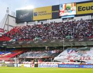 Hinchada de Liga de Quito en el partido ante Barcelona SC por la Liga Pro