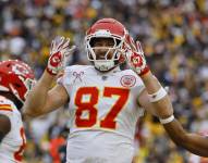 Travis Kelce, jugador de los Kansas City Chiefs, celebra su touchdown contra los Pittsburgh Steelers