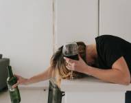 Imagen referencial: Mujer ebria tras haber bebido vino.