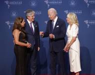 El presidente Guillermo Lasso y su esposa saludan al mandatario de Estados Unidos, Joe Biden, y su cónyuge.