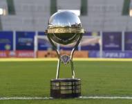 Trofeo de la Copa Sudamericana.