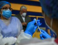 Personal de salud prepara una dosis de la vacuna contra la covid-19 en la Universidad Salesiana, en Quito (Ecuador).