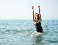 Mujer disfrutando del mar.