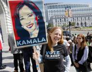 Un miembro del Comité Demócrata de San Francisco sostiene una imagen de la vicepresidenta Kamala Harris en apoyo a su nominación a la presidencia.
